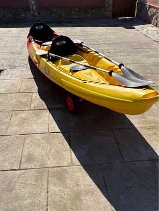 Kayak rígido amarillo y rojo