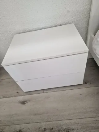Cabecero y mesitas de noche blancas