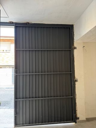 Puerta metálica 3,5 x 3,25m