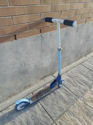 Patinete infantil 2 ruedas azul y blanco de Frozen