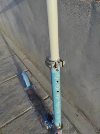 Patinete infantil 2 ruedas azul y blanco de Frozen