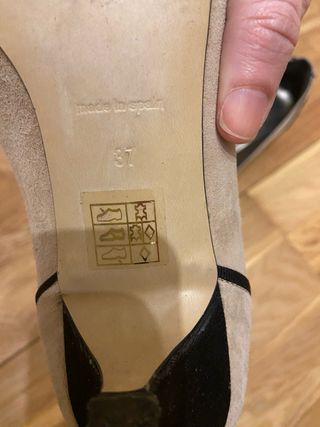 Zapatos tacón ante beige lazo negro