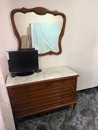 Cómoda de madera con tapa de mármol