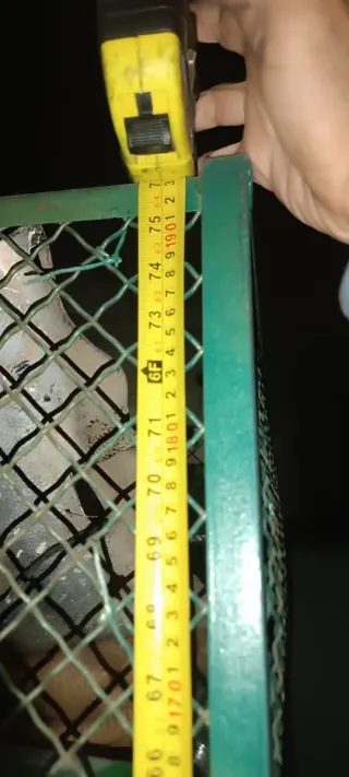 Estantería metálica industrial con ruedas