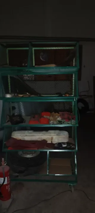 Estantería metálica industrial con ruedas