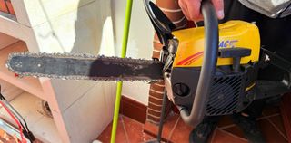 Sierra eléctrica amarilla