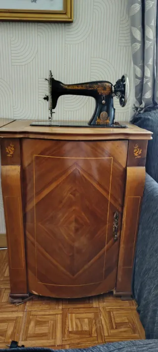 Máquina de coser Singer con mueble