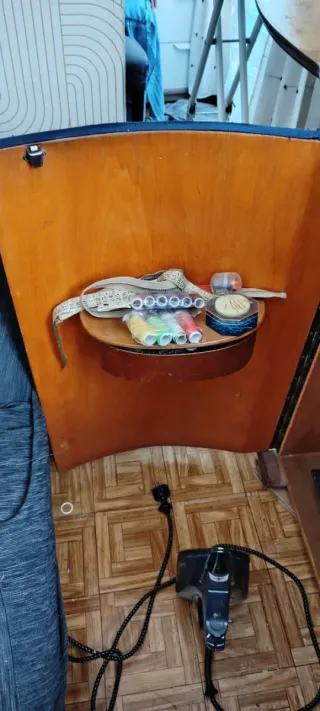 Máquina de coser Singer con mueble