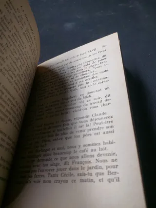 Antiguo libro El club de los cinco en francés