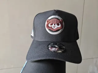 Gorra New Era Negra con Oso Marrón