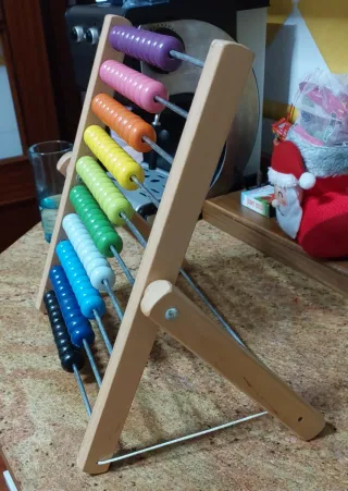 Ábaco de madera con cuentas de colores