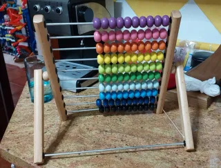 Ábaco de madera con cuentas de colores