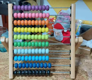Ábaco de madera con cuentas de colores