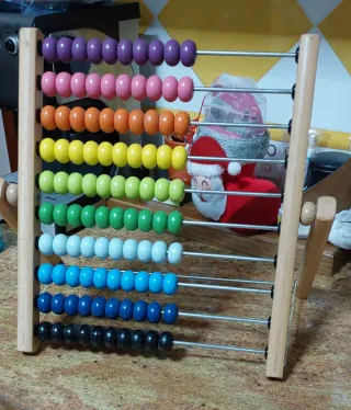 Ábaco de madera con cuentas de colores