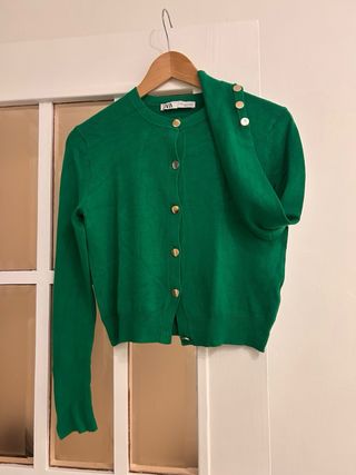 Chaqueta punto Zara verde botones dorados
