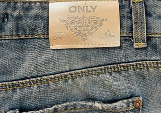 Short “Only” jeans strappati vita bassa Y2K