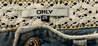 Short “Only” jeans strappati vita bassa Y2K