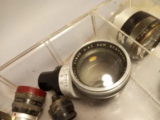 Caja con lentes de cine antiguas