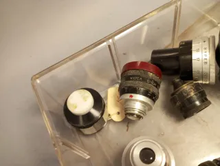 Caja con lentes de cine antiguas