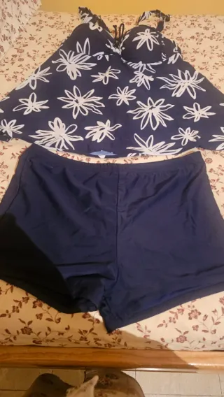 Bañador azul y blanco con flores