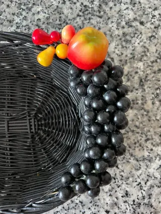 Cesta de mimbre lacada en negro – Decorativa