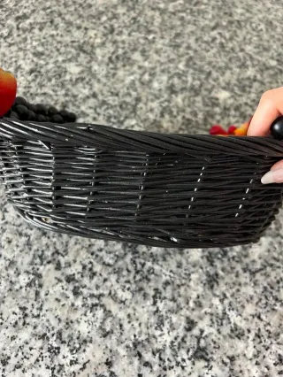 Cesta de mimbre lacada en negro – Decorativa