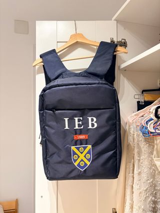 Mochila IEB azul con escudo y año