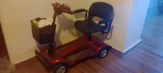 Scooter Eléctrica Roja y Negra