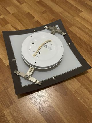 Lámpara de techo moderna marrón y blanca