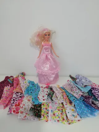 Muñeca con 36 vestidos