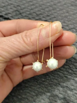 Pendientes dorados con perlas blancas