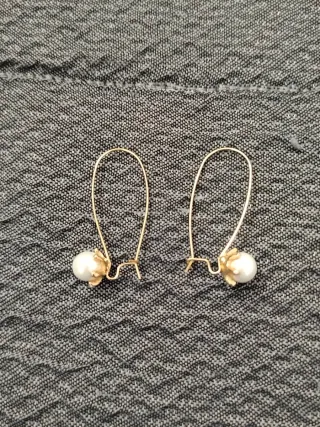 Pendientes dorados con perlas blancas
