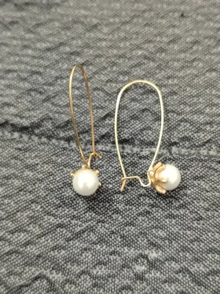 Pendientes dorados con perlas blancas