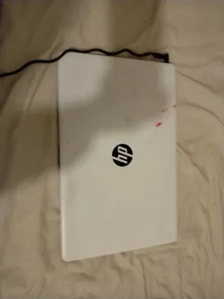 Computer HP bianco con caricabatterie