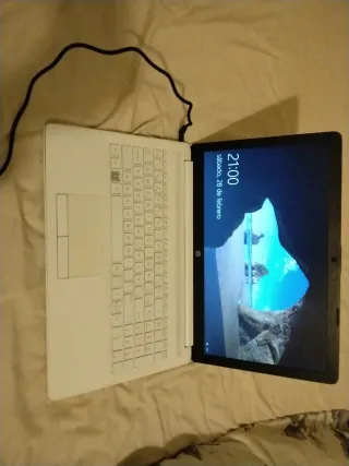 Computer HP bianco con caricabatterie