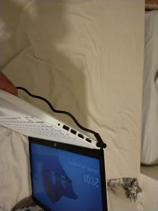 Computer HP bianco con caricabatterie