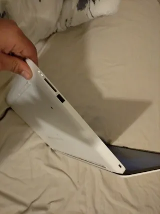 Computer HP bianco con caricabatterie