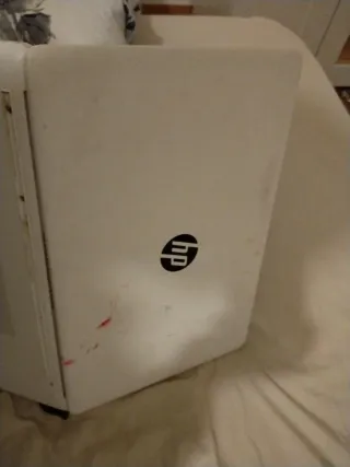 Computer HP bianco con caricabatterie