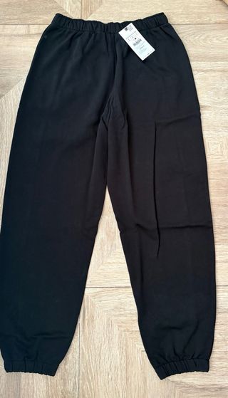 Jogger Zara efecto foil plateado