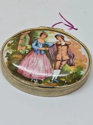 Cajita decorada con escena romántica