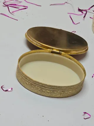 Cajita decorada con escena romántica