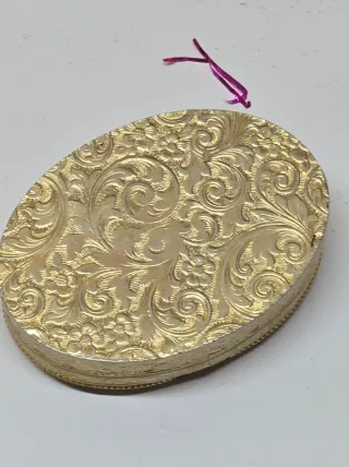 Cajita decorada con escena romántica