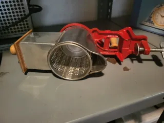 Rallador-molinillo de pan y queso antiguo Elma