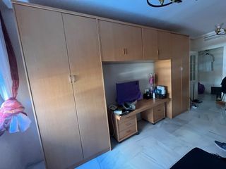 Mueble de madera con 2 camas