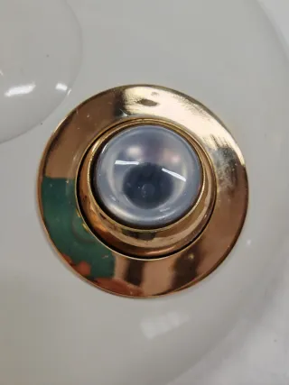 Lámpara de techo dorada y blanca