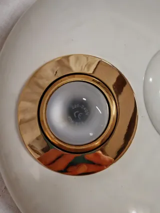 Lámpara de techo dorada y blanca