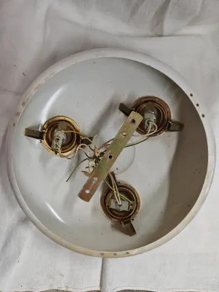 Lámpara de techo dorada y blanca