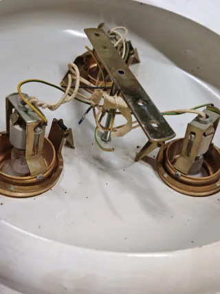 Lámpara de techo dorada y blanca