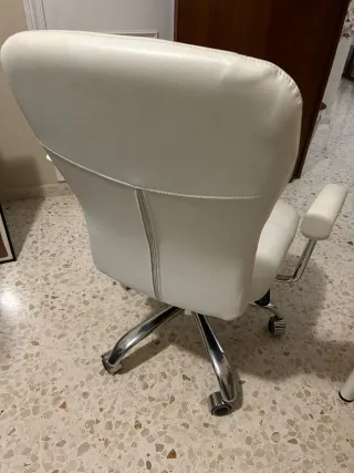 Sillón de oficina blanco y plateado