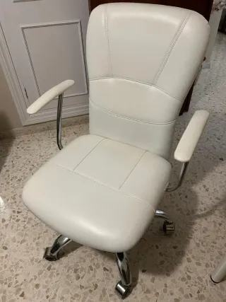 Sillón de oficina blanco y plateado